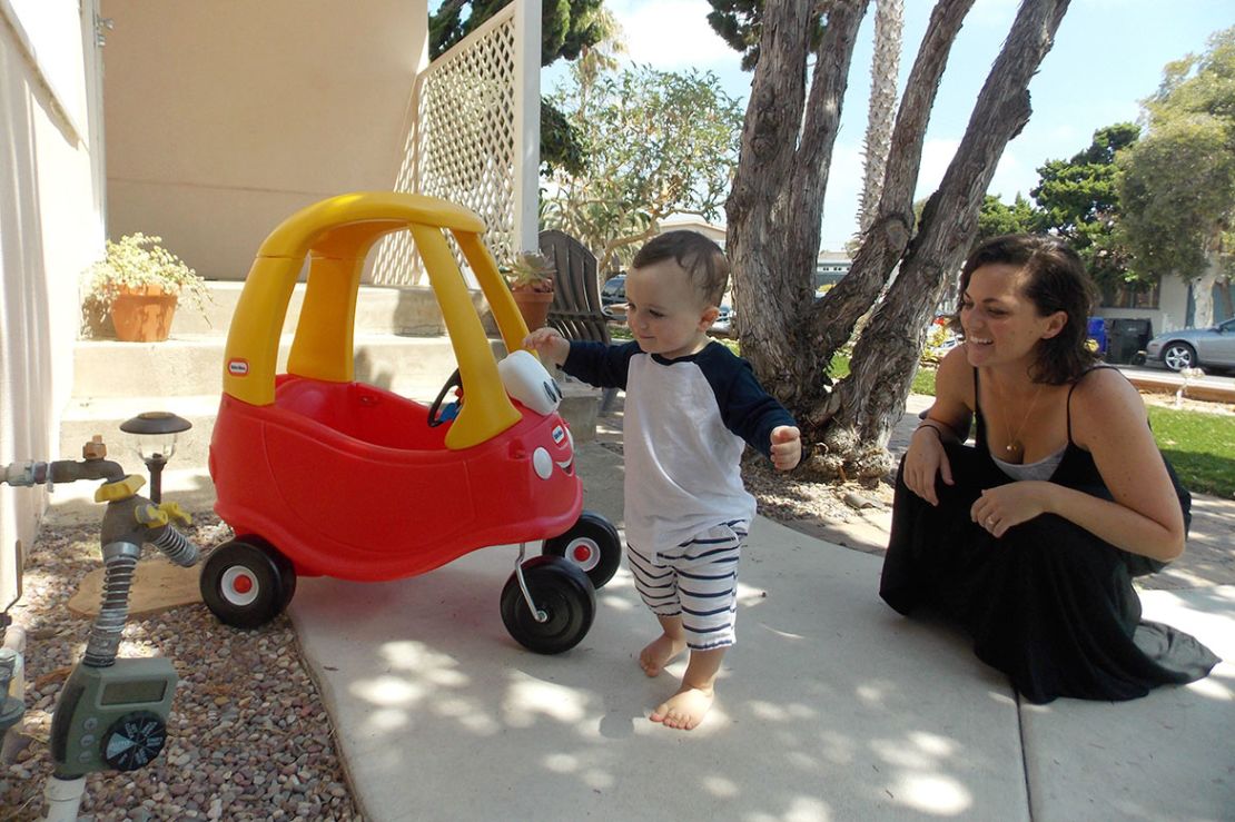 Kerri De Nies juega con su hijo Gregory. (Anna Gorman/KHN).