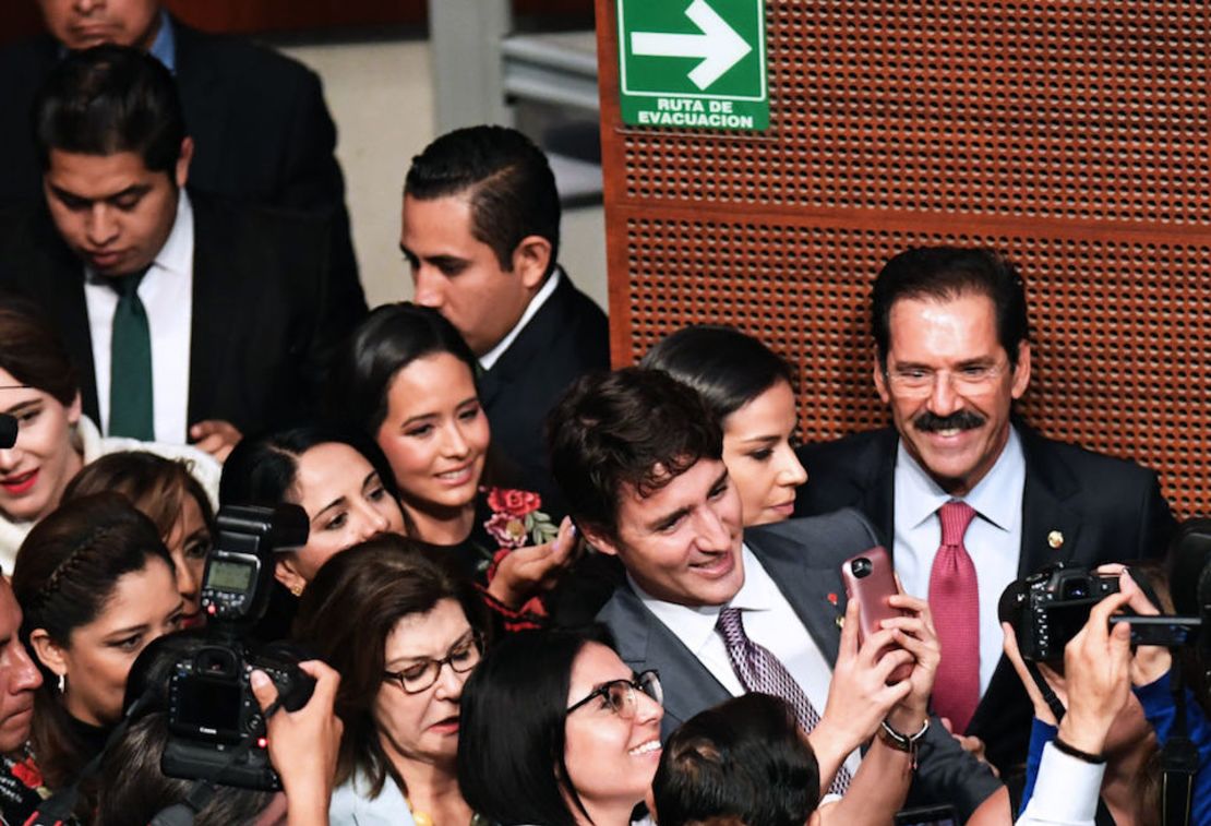 Justin Trudeau se tomó fotografías con asistentes al Senado mexicano.