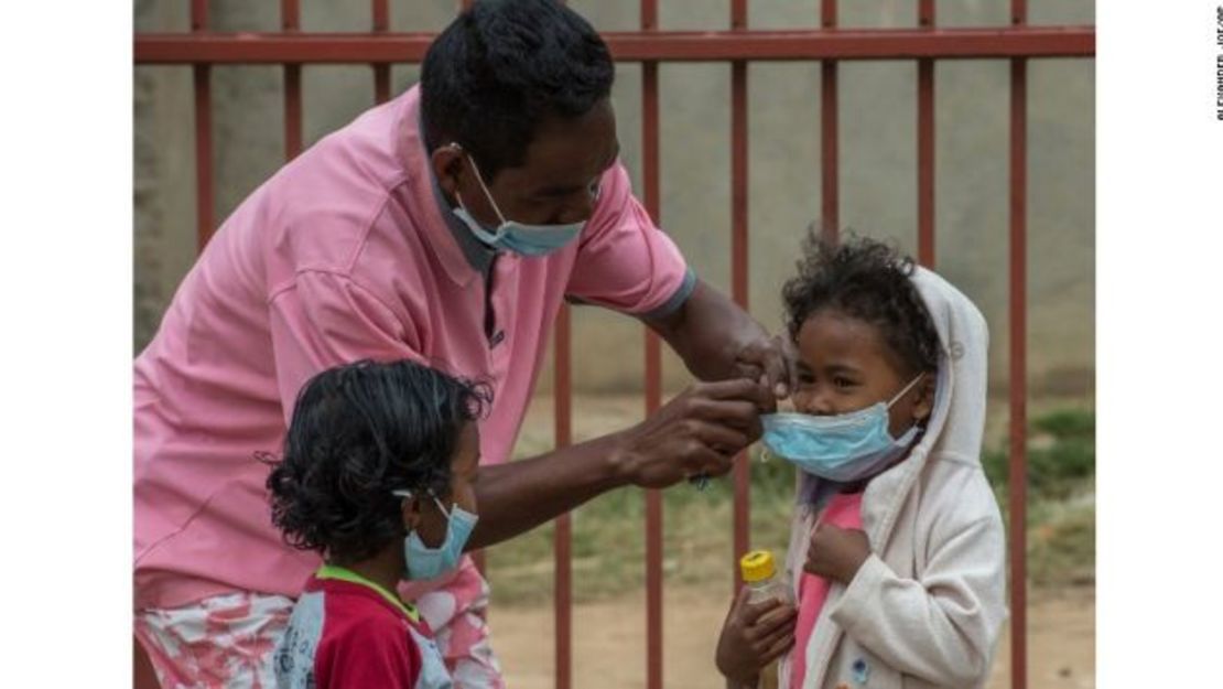 Niños reciben máscaras en Antananarivo.