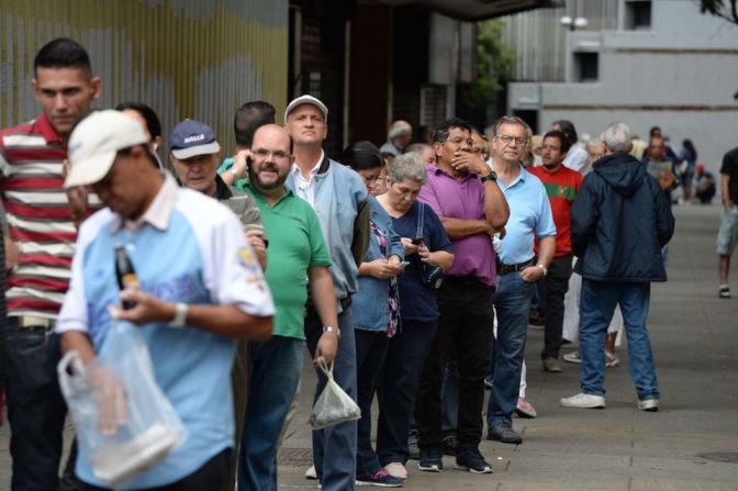 Largas filas para participar en las elecciones de este domingo en Venezuela.