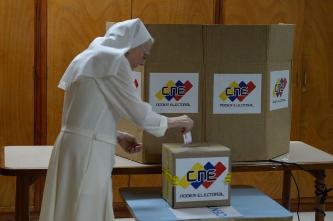 Una monja venezolana vota en Caracas.