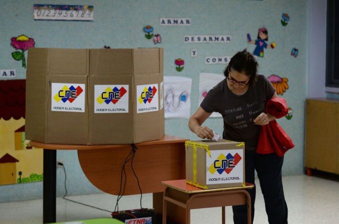 Las mesas de votación abrieron este domingo en Venezuela para la elección de 23 gobernadores del país, en unos comicios enmarcados por denuncias de la oposición.