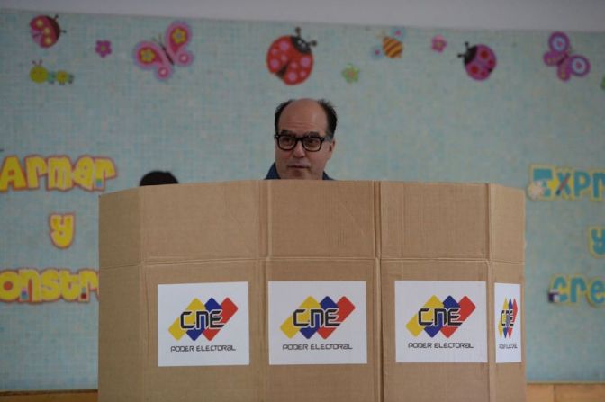 Los observadores dicen que la oposición logrará un importante triunfo este domingo. En la imagen, Julio Borges, líder de la Asamblea Nacional de Venezuela, controlada por la oposición.