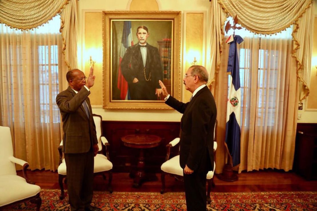 El presidente Danilo Medina (der.) toma juramento al nuevo director de la OMSA, Héctor Mojica. Crédito: Presidencia de República Dominicana.