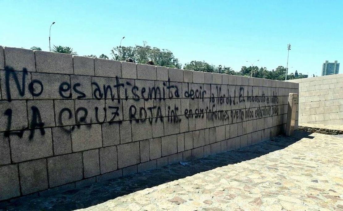 Así quedó el Memorial del Holocausto en Montevideo, después de ser vandalizado con grafitis. (Foto: Facebook de Carlos Varela).