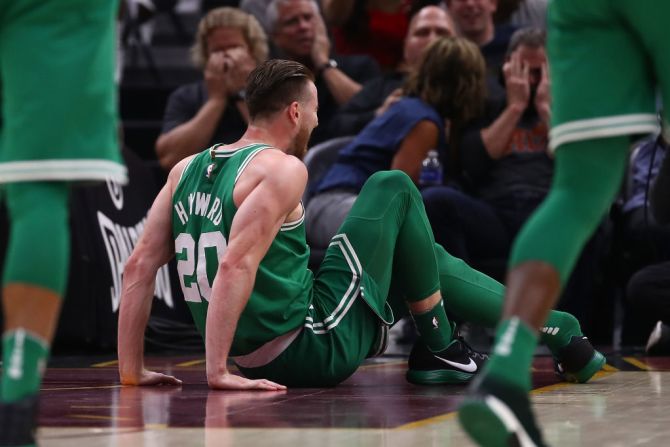 El basquetbolista de los Celtics de Boston, Gordon Hayward, sufrió una impresionante lesión este martes.