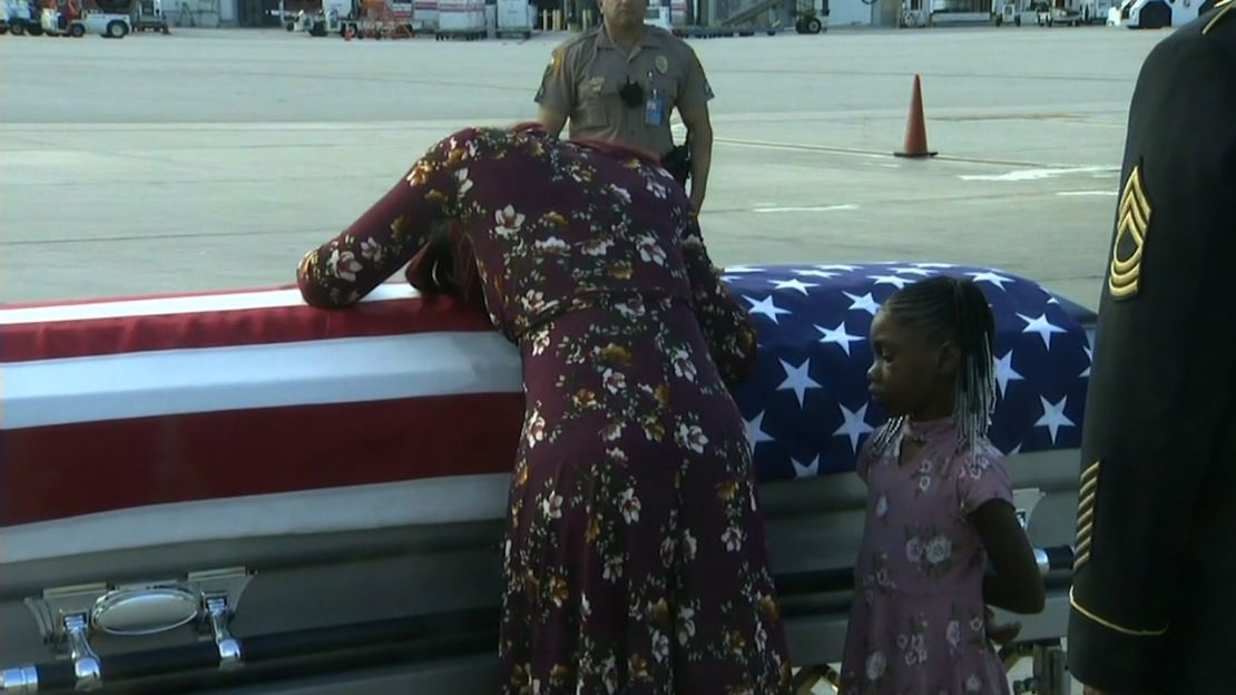 El momento del recibimiento del ataúd del sargento David Johnson por parte de su viuda en Miami.