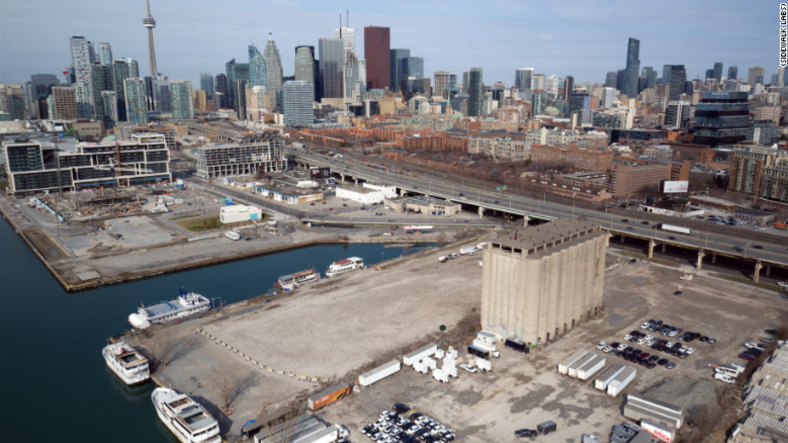 Esta fotografía muestra la tierra que sería renovada con el barrio futurista que propone Google en Toronto.