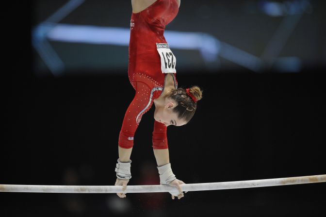 McKayla Maroney compite en barras asimétricas en el Mundial de Gimnasia Artística en Amberes el 2 de octubre de 2013. Crédito: JOHN THYS / AFP / Getty Images.