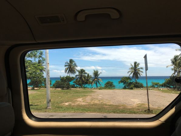 La ventana azul. Viajar con Destinos me permite acceso a un sinfín de cosas lindas y experiencias únicas y, a veces, como esta, convierte a los momentos simples y sencillos en extraordinarios. Tomada desde mi taxi, camino hacia al aeropuerto Internacional de Las Américas "SDQ". Durante el recorrido que duró aproximadamente 30 minutos, pude soñar en vivo. Si todos mi viajes al aeropuerto tuvieran este enmarco de mar, las despedidas serían mucho más mágicas. Hasta pronto, y nos vemos en un próximo encuentro "del otro lado".