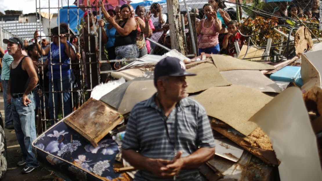 Muchos residentes dicen que la entrega de agua de la FEMA no han sido adecuada.