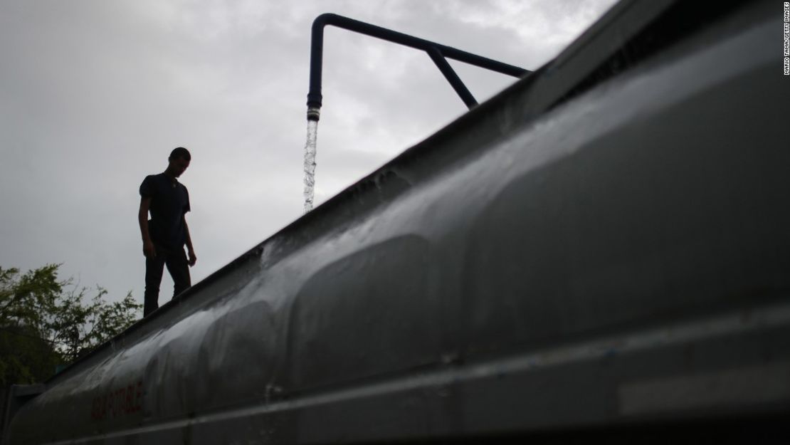 Casi 1 millón de personas no tienen agua en Puerto Rico, un mes después del huracán María.