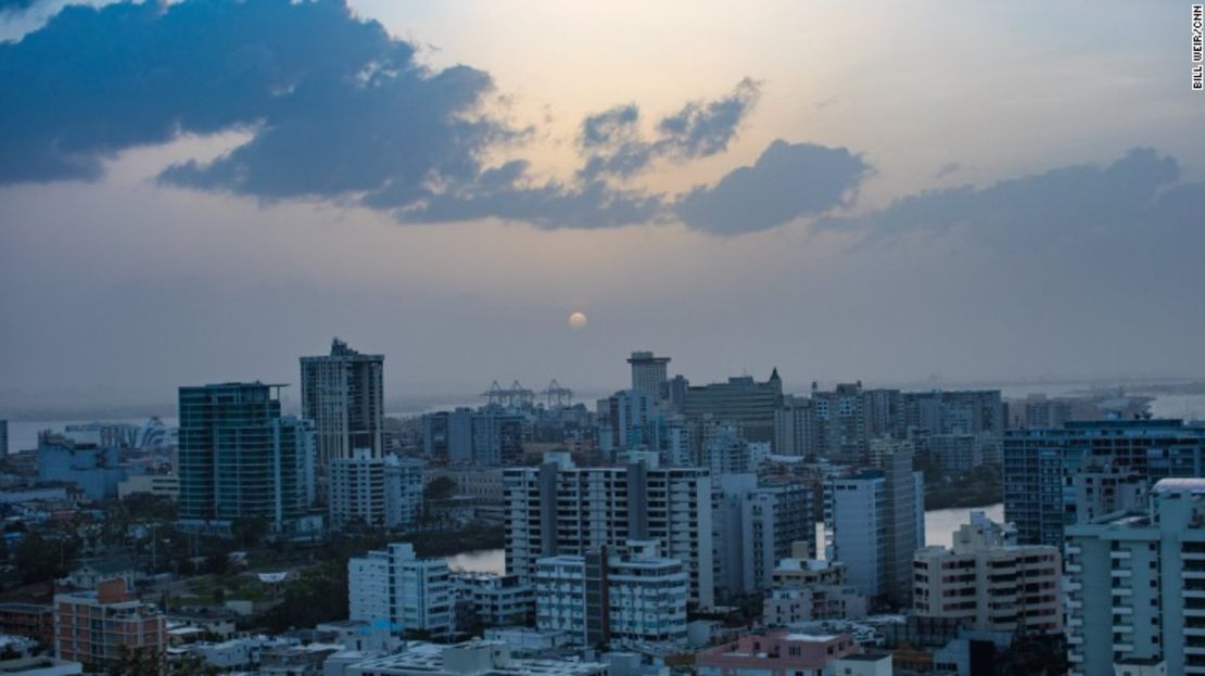 Un mes después del devastador paso del huracán María, casi todos los edificios de Puerto Rico siguen estando a oscuras en la noche.