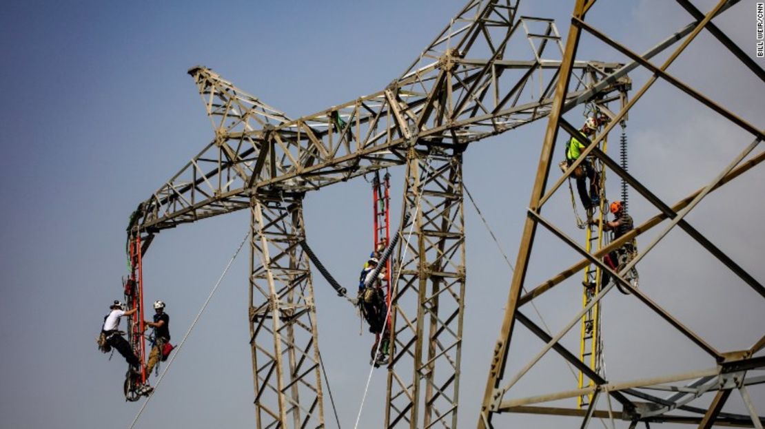 Obreros trabajan para restaurar una torre clave en la transmisión de energía en Puerto Rico.