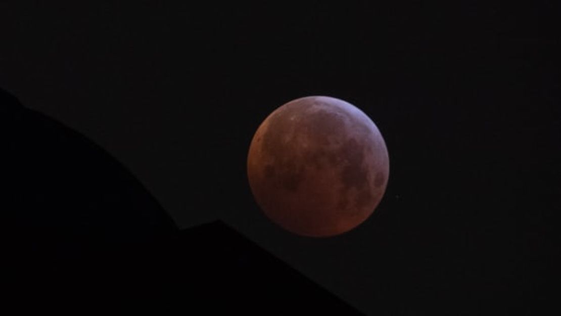 Esta foto de una superluna de sangre fue tomada en Stuttgart, Alemania, durante un eclipse lunar de enero de 2019. SEBASTIAN GOLLNOW / DPA / AFP a través de Getty Images