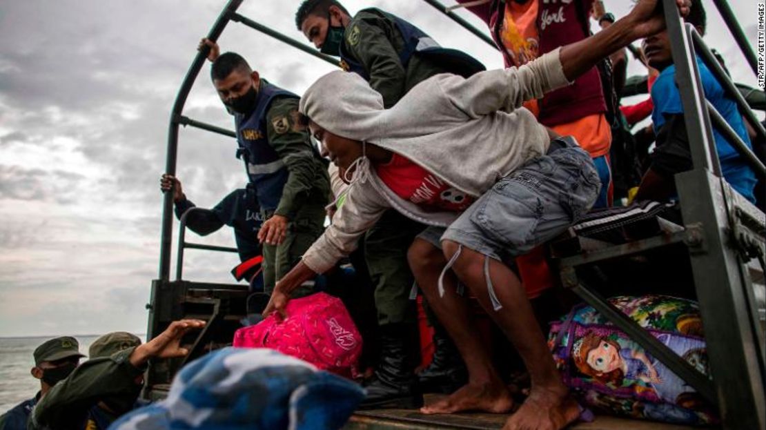 Marineros de la Armada de Nicaragua ayudan a evacuar a las personas de las comunidades de Karata y Wawa Bar antes de la llegada del huracán Iota a Bilwi, Puerto Cabezas, Nicaragua.