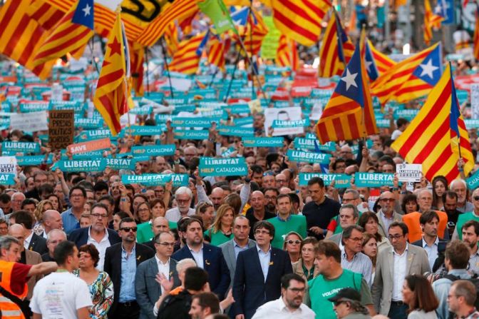 La manifestación tuvo lugar horas después de que el presidente del gobierno español, Mariano Rajoy, anunciara que su gobierno convocaría, en una medida sin precedentes, poderes constitucionales para cesar a los líderes de Cataluña.