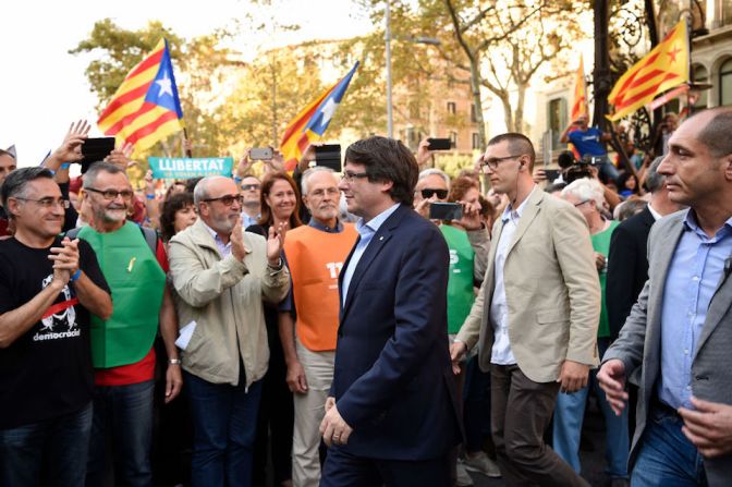 El presidente de Cataluña, Carles Puigdemont (centro), estaba presente en la protesta. Estaba previsto que la noche del sábado diera un mensaje institucional.