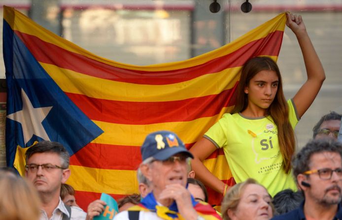 Los asistentes a la manifestación llevaban banderas independentistas catalanas.