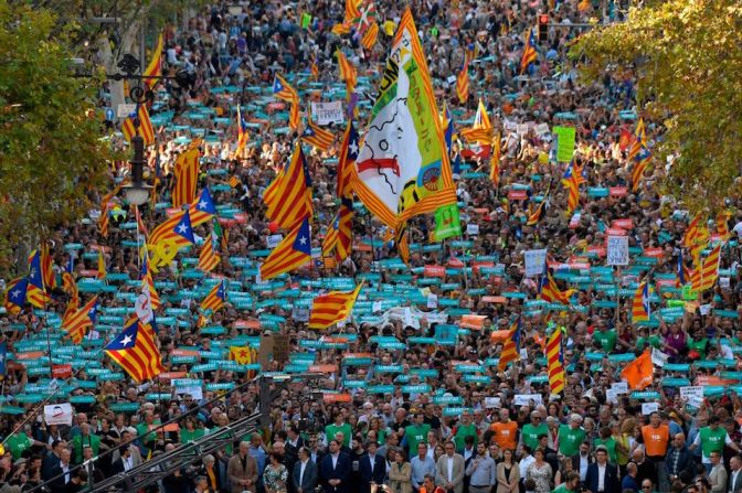 Decenas de miles de personas salieron a las calles de Barcelona el sábado, con banderas y carteles en apoyo a la independencia de Cataluña.