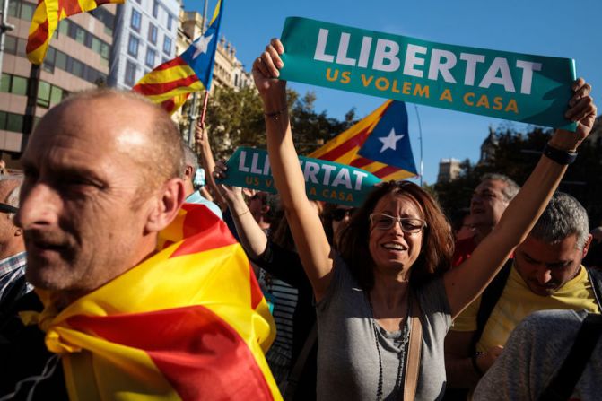 La manifestación fue convocada originalmente para protestar la detención de dos políticos catalanes separatistas.