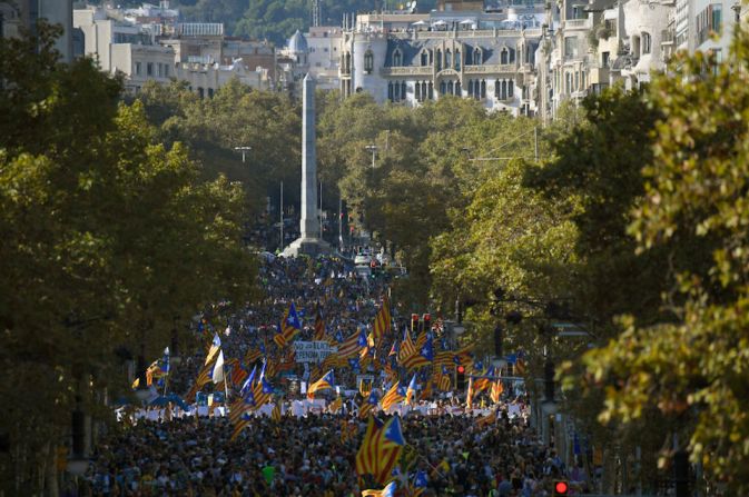 La Guardia Urbana de Barcelona dijo que unas 450.000 personas habían participado en la manifestación.