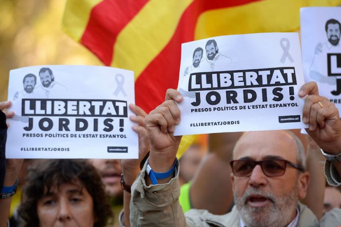 A principios de esta semana, el tribunal Supremo de España ordenó poner en custodia a Jordi Sánchez, líder de la Asamblea Nacional Catalana (ANC), y Jordi Cuixart, líder de Omnium Cultural, para ser investigados por sedición.