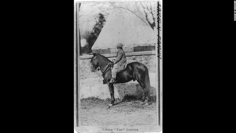 El hijo del presidente Abraham Lincoln, Tad, monta uno de sus caballos.