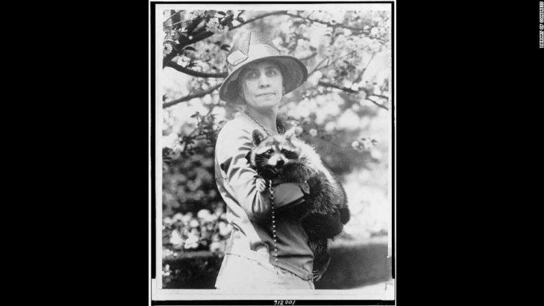 La esposa del presidente Calvin Coolidge, Grace, sostiene a su mapache mascota, Rebecca.