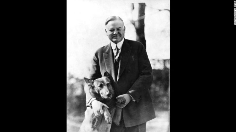 El presidente Herbert Hoover posa con su perro, King Tut.