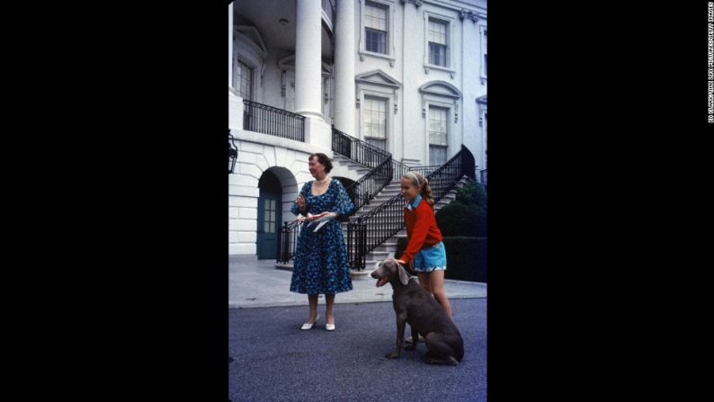 La primera dama Mamie Eisenhower y su nieta Barbara Anne Eisenhower junto al perro de la familia, Heidi, afuera de la Casa Blanca.