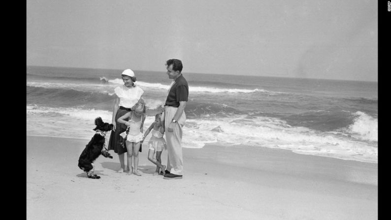 El presidente Richard Nixon, su esposa y sus dos hijas juegan con su mascota, un cocker spaniel de nombre Checkers, en la playa en Mantoloking, Nueva Jersey, en 1953.