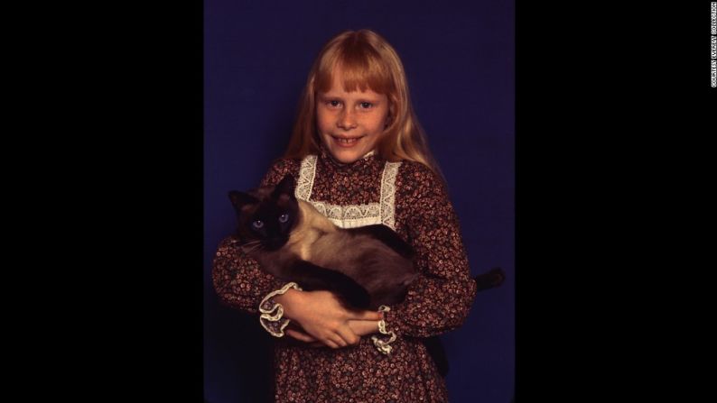 La hija del presidente Jimmy Carter, Amy, carga a su gato siamés Misty Malarky Ying Yang.