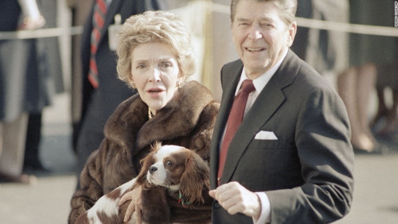 La primera dama Nancy Reagan lleva a su mascota, Rex, junto a su esposo, el presidente Ronald Reagan, en 1985.