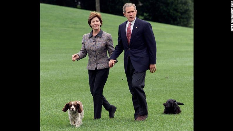 El presidente George W. Bush y la primera dama Barbara Bush con sus perros Spot y Barney en la Casa Blanca el 30 de septiembre de 2001.