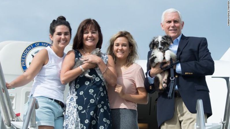 Aunque el presidente Donald Trump no tiene una mascota en la Casa Blanca, el vicepresidente Mike Pence ha continuado con la tradición. Su familia tiene un perro, dos gatos y un conejo.