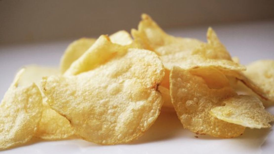 Nadie sabe a ciencia cierta cuándo y en dónde nacieron las papas fritas. La leyenda estadounidense cuenta que las inventaron en Nueva York en 1853, pero la receta más antigua de "papas fritas en rebanadas u hojuelas" que se conoce figura en el exitoso recetario del inglés William Kitchiner, publicado en 1817.