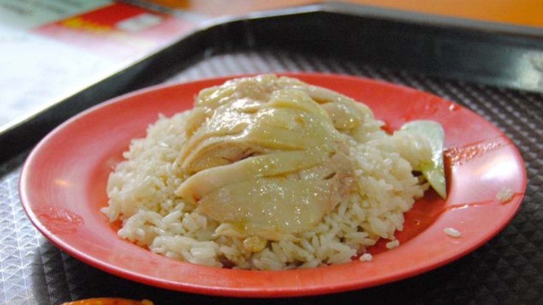 Este platillo, al que suele llamarse "platillo nacional" de Singapur, consiste en pollo al vapor o hervido acompañado de arroz aceitoso fragante y pepinos rebanados. Entre las variantes hay una con pollo rostizado o con pollo en salsa de soya. Sin importar cómo lo preparen, es uno de los mejores platillos de Singapur. Las salsas con las que lo acompañan (salsa de soya oscura premium, chile con ajo y jengibre machacado) le dan un toque especial que garantiza que si no estás en Singapur probándolo, estarás pensando en él.