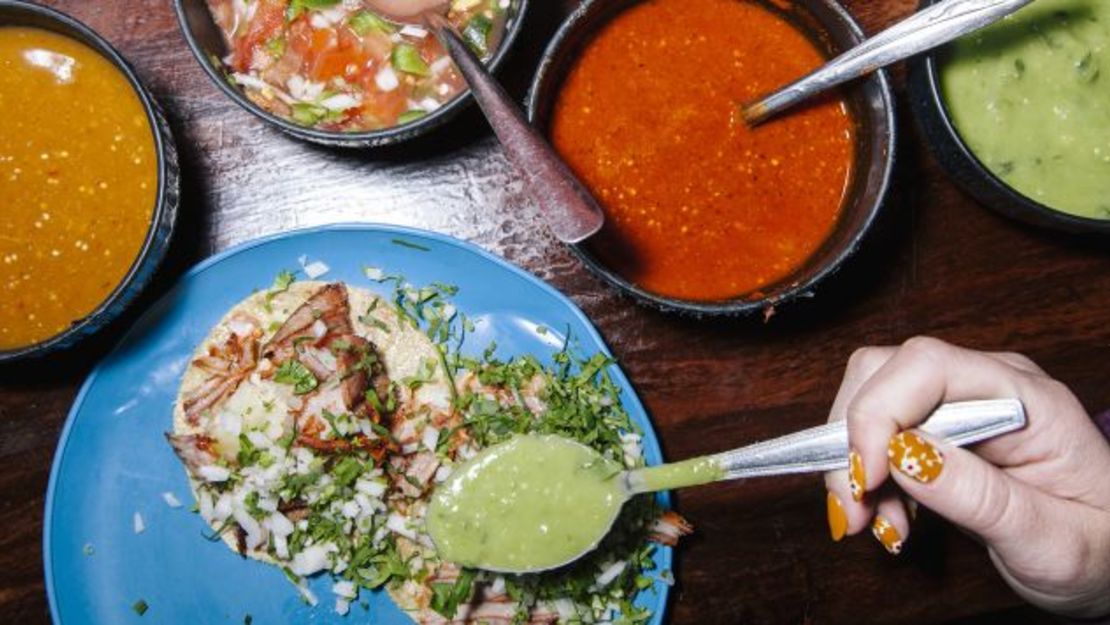 Una tortilla fresca, hecha a mano, rellena con trozos pequeños de carne a la parrilla marinada con aceite y sal de mar, cubierto con guacamole, salsa, cebollas, cilantro o cualquier cosa que quieras. Son perfectos para el desayuno, para el almuerzo o la cena. Esta es la razón por la que ningún visitante se va de México pesando menos que cuando llegó.