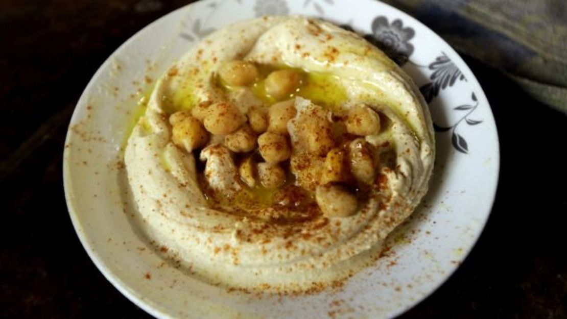 Esta humilde pasta originaria de Medio Oriente se prepara con garbanzos, ajo, jugo de limón y tahini y se ha vuelto un clásico de las cocinas de todo el mundo. Este platillo de sabor ácido funciona bien como dip, con pan, con carne, con verduras, con frijoles o —escuchen esto— con un budín de arroz con Marmite.