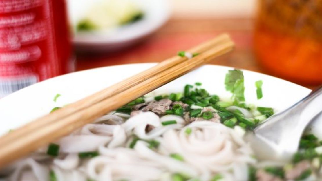 Este platillo nacional, que se pronuncia "fo" es simplemente caldo, fideos de arroz frescos, unas cuantas hierbas y carne o pollo. Sin embargo, es mayor que la suma de sus partes: es fragante, sabroso y equilibrado.