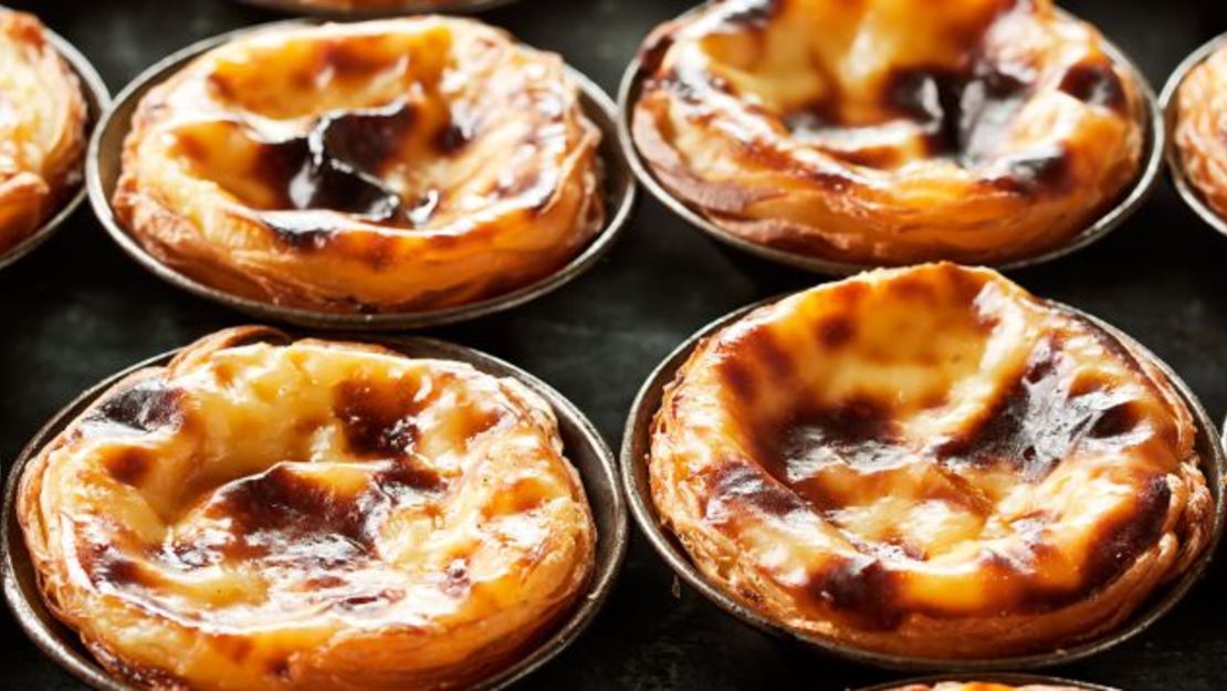 El pastel de natas probablemente es uno de los derivados más sabrosos del lavado de ropa. Cuenta la leyenda que las monjas portuguesas usaban claras de huevo para almidonar sus hábitos y usaban las yemas de huevo sobrantes para hacer pastelillos, tales como estas pecaminosas tartas de natillas.