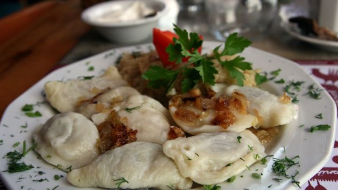 Están los ravioles y luego están los ravioles polacos. Los pierogi son bultitos de ricura que se pueden rellenar con cualquier cosa: papas, chucrut, carne, queso o fruta y que suelen cubrirse de mantequilla derretida, crema ácida o cebollas fritas. Tradicionalmente se hierven, pero cada vez es más común freírlos.