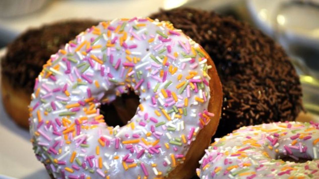 Estas ruedas de masa frita muy estadounidenses no necesitan presentación, pero diremos una sola cosa: la deliciosa culpa de comer estas bombas de calorías adictivas hace que sepan aún mejor, si eso fuera posible.