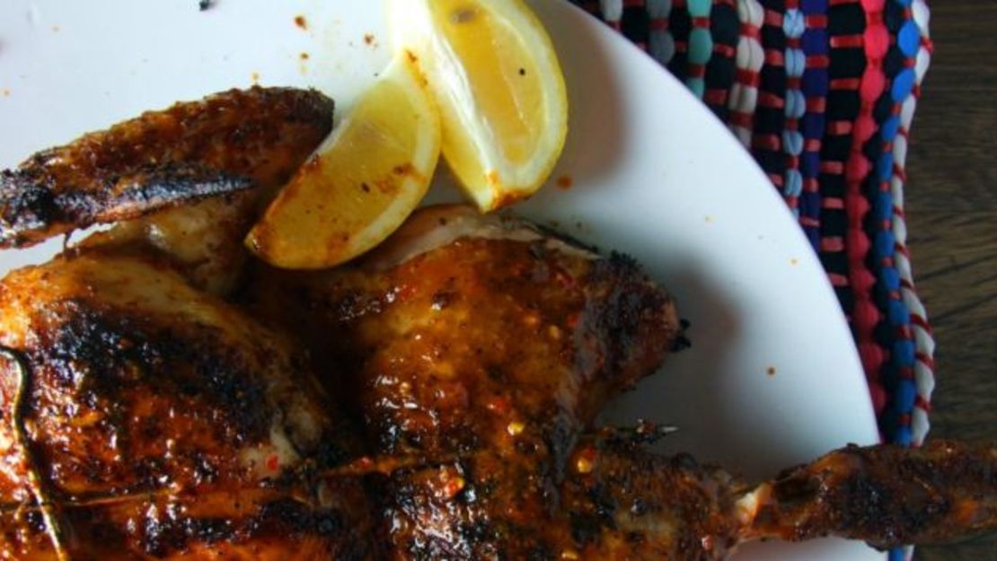 Nando, una cadena de restaurantes en Sudáfrica, ha ayudado a que el pollo piri-piri, un platillo mozambiqueño-portugués, sea famoso en todo el mundo. Sin embargo, si quieres probar el original, tienes que ir a Maputo. La galinha à zambeziana es un festín de pollo preparado con limón, pimienta, ajo, leche de coco y salsa piri-piri que te dejará chupándote los dedos.