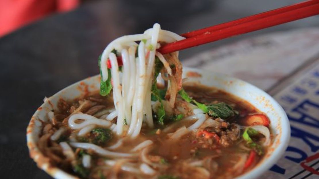 Macarela escalfada y en hojuelas, tamarindo, chiles, menta, té limón, cebolla, piña… uno de los platillos más populares de Malasia, es un caldo de pescado agridulce y adictivo con fideos (es particularmente delicioso cuando lo infundes con jengibre) que pondrá en acción tu nariz antes de que la cuchara llegue a tus labios.