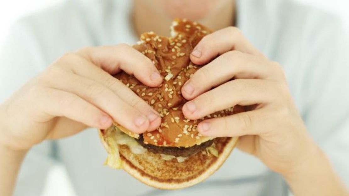 Cuando algo sabe tan bien que la gente gasta 20,000 millones de dólares al año en una sola cadena de restaurantes dedicada a este platillo, sabes que tiene que entrar en la lista. Aunque las de McDonald's no sean las mejores hamburguesas, la idea es que no tienen que serlo. Esta combinación de carne, pan y ensalada es tan buena, que países enteros han acabado con sus ecosistemas solo para criar más vacas.