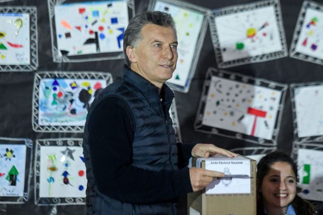 El presidente de Argentina, Mauricio Macri, vota en las elecciones legislativas de este domingo. (EITAN ABRAMOVICH/AFP/Getty Images).