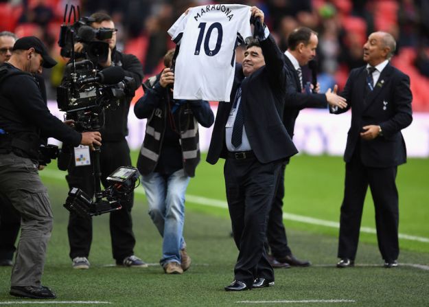 Maradona recibió una camiseta del Tottenham con su nombre y el número 10 estampados.