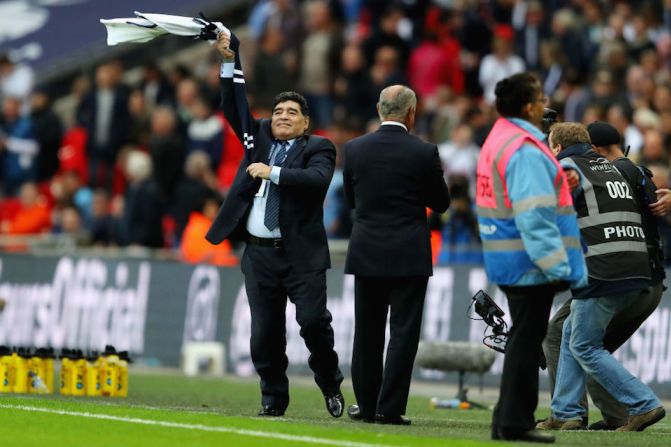 Maradona saluda al público en el estadio de Wembley.